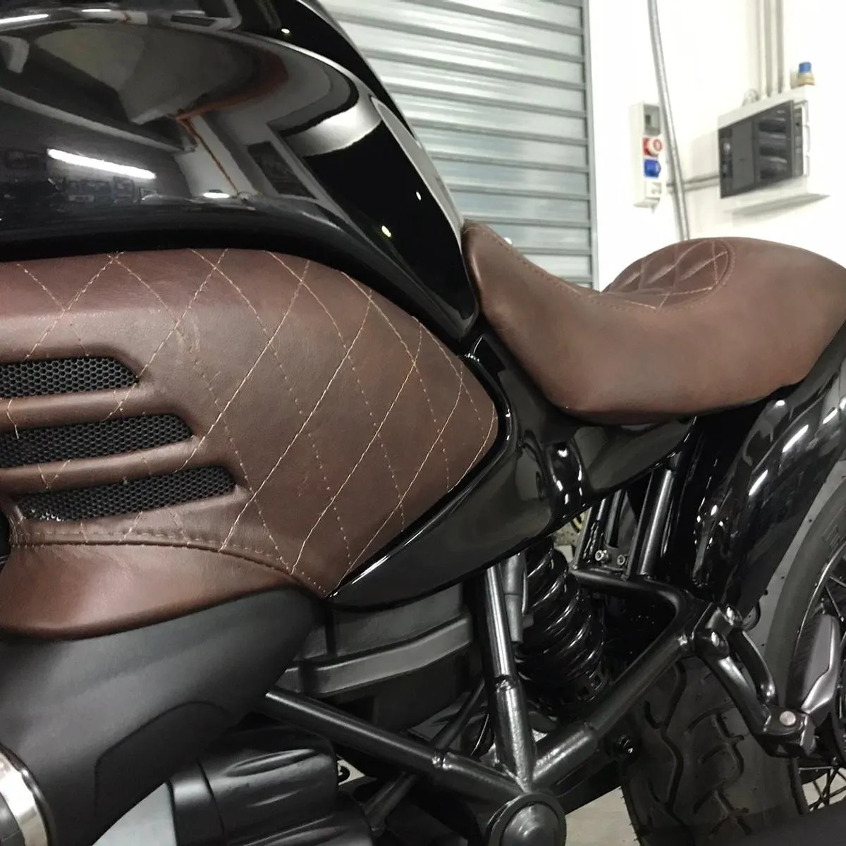 sella personalizzata in pelle per moto