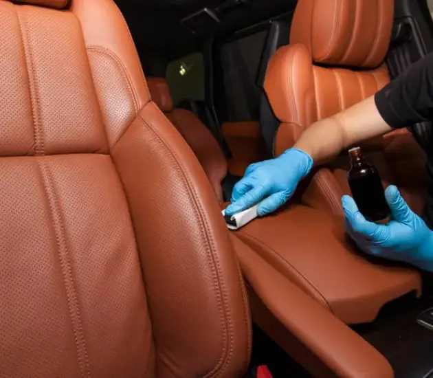 industry-name-location-006-2880w operaio tapezzeria a lavoro su sedili in pelle marrone