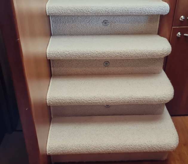 olNAUTICA5-1920w scalini foderati interni barca